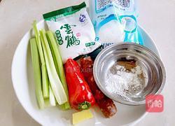 茜芹炒香肠的做法图解1