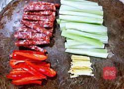 茜芹炒香肠的做法图解2