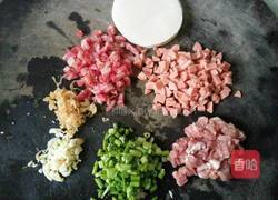 煎饺(腊肠芹菜肉馅)的做法图解1