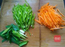 青椒胡萝卜丝的做法图解1