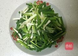 蒜叶炒鸡蛋干的做法图解1