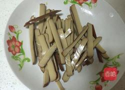 蒜叶炒鸡蛋干的做法图解3