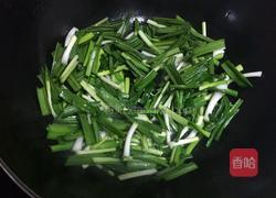 蒜叶炒鸡蛋干的做法图解4