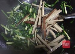 蒜叶炒鸡蛋干的做法图解7