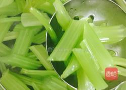 芹菜拌花生米的做法图解3