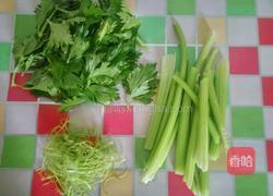 香干炒芹菜的做法图解1