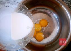 巧克力水果奶油蛋糕卷的做法图解3