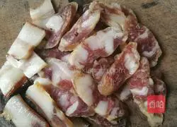 Illustration of how to cook claypot rice with preserved meat 1