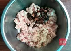 Illustration of how to make radish and pork dumplings 1