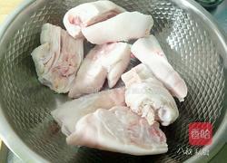 一锅两菜 八叔香辣烤猪蹄 和水晶皮炖的做法图解1