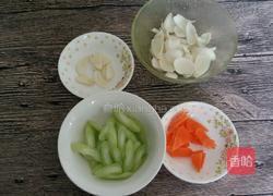 西芹炒百合的做法图解1