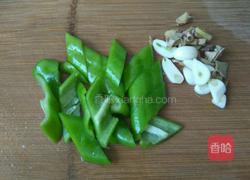 小黄鱼干煎青椒的做法图解2