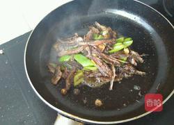 小黄鱼干煎青椒的做法图解8