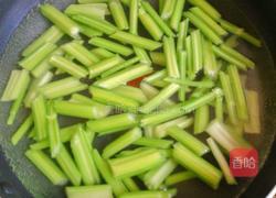 鸡蛋炒芹菜的做法图解4