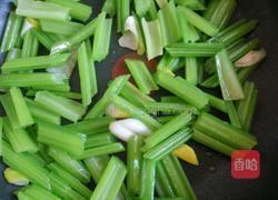 鸡蛋炒芹菜的做法图解8