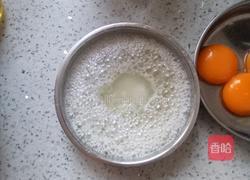 第一次失败的6寸戚风一蛋糕的做法图解3
