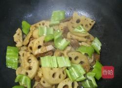 藕片炒肉配尖椒的做法图解6