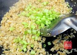 芹菜虾仁黄金炒饭的做法图解10