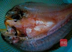 冬菜蒸黄鱼的做法图解1