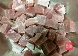 红萝卜啤酒闷牛肉的做法图解1