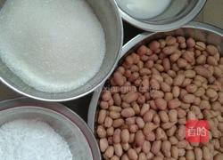 挂霜花生的做法图解1