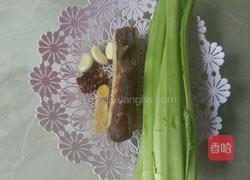 芥菜叶茎炒咸肉的做法图解1