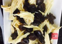 瘦肉木耳炒腐竹的做法图解5