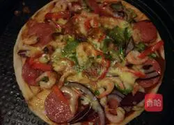 Illustration of how to make sausage and shrimp pizza with electric baking pan 7