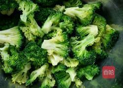 虾仁炒西兰花的做法图解2