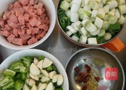 葱爆火腿捞面的做法图解1