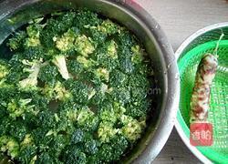 腊肠西兰花的做法图解1