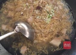 五花肉炖酸菜的做法图解4