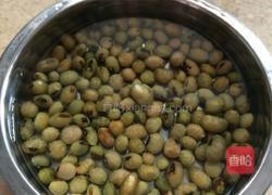 香浓花生红豆豆浆的做法图解1