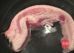 五花肉炒菜花的做法图解1