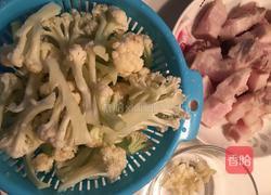 五花肉炒菜花的做法图解2