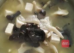 豆腐菌子木耳汤的做法图解3