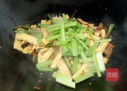芹菜炒豆干的做法图解10