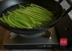 芹菜炒肉丝的做法图解3