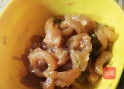 绿豆芽炒肉的做法图解2