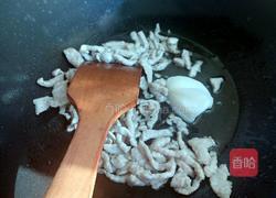 酸菜炒肉丝的做法图解2