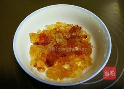 桃胶皂米银耳羹的做法图解3