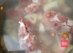 猪骨莲藕花生汤的做法图解2