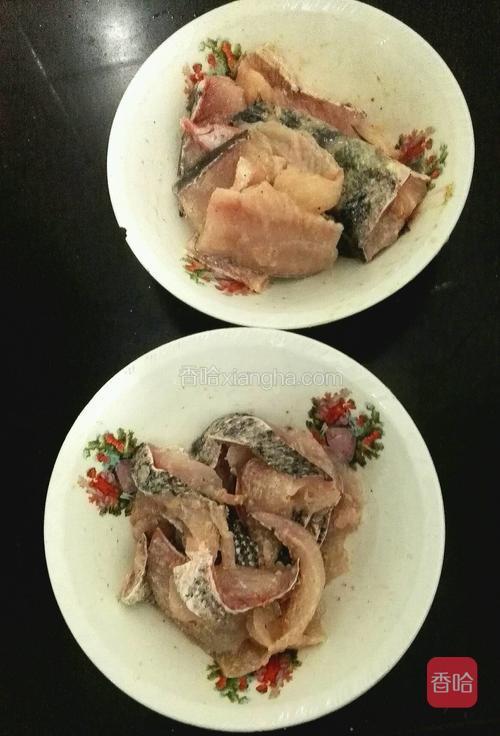 把洒入调料的鱼肉和鱼骨抓匀，腌制20分钟