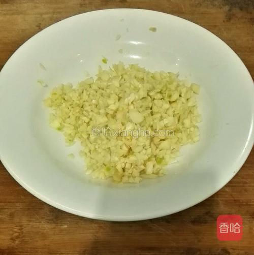 把蒜头剁成蒜泥