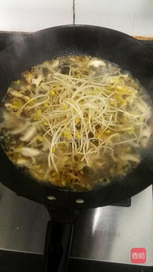 烧煮开后放入香菇和豆芽菜，再次烧煮