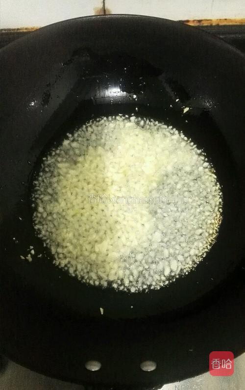 再次起锅热油，倒入剩下的一半蒜泥，爆至金黄