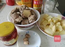 腐乳排骨烧土豆的做法图解1