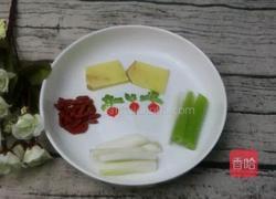 莲藕玉米骨头汤的做法图解1