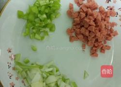 鸡蛋香肠葱花饼的做法图解1