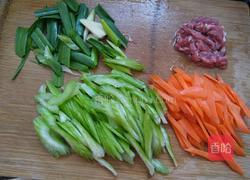 西芹胡萝卜炒肉的做法图解1